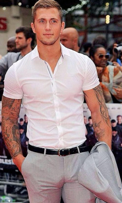 celebritymeat:    Dan Osborneâ€™s bulge.