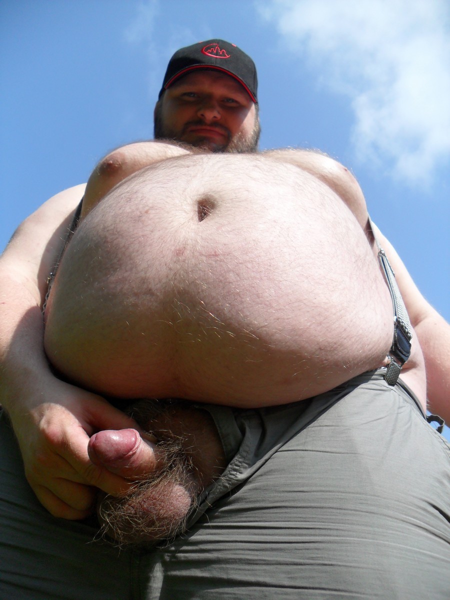 chubbyaddiction:  Mhmm, that angle from below, ready to be sucked…