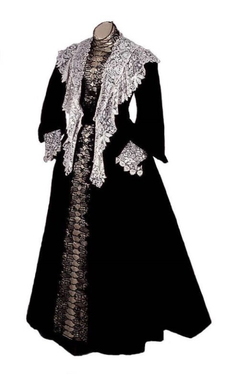 Velvet dress 1895-1905 Bowes Museum