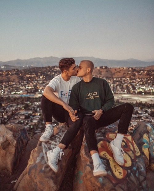 Sex gaykiss: pictures