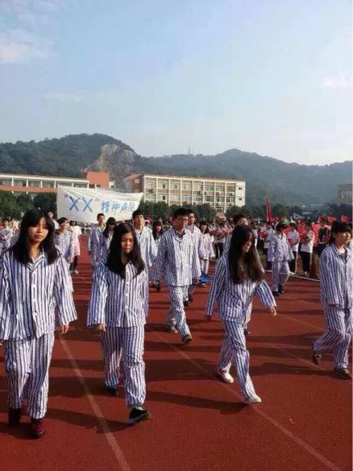 chinese students and school class sports competitions 都被高考逼疯的