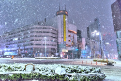 tokyo-fashion:  Snowy night in Harajuku tonight.