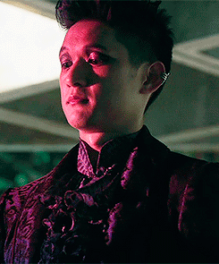 timetraveldean:  Magnus getting too distracted by a shirtless Alec gives me life