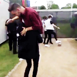 ziamasf:  zayn carrying liam   (◡‿◡✿) 