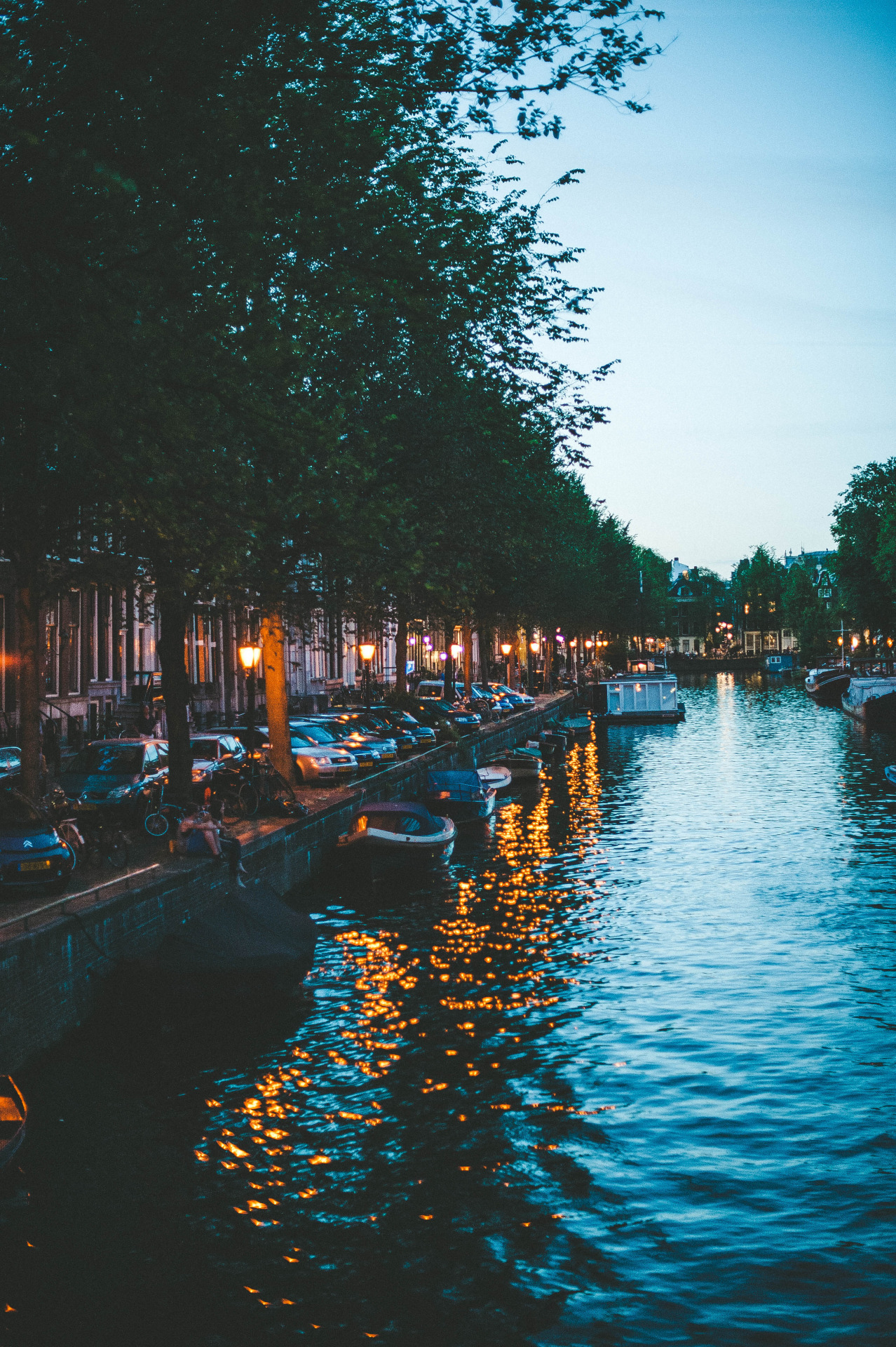 travelgurus:    Canal Amsterdam at Netherlands   (by Greatbigwhale)   Travel Gurus