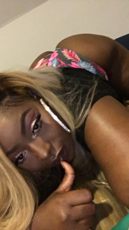 lipstickndlovee:Why aren’t you following my premium Snap?