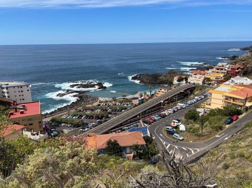  Het wooncomplex Los Ficus is de basis voor een weg omhoog tegen de klif van Mesa del Mar in Tenerif