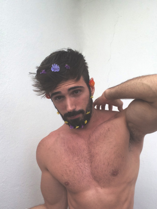 bahamvt:  i’ve officially joined the flower beard movement! 