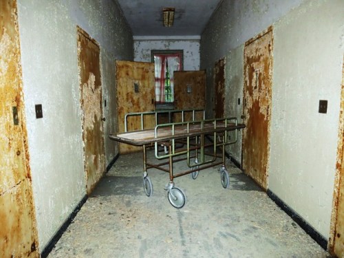 odditiesoflife:   Abandoned Building 25 at Creedmoor Psychiatric Center Located in Queens Village, New York, Building 25 at the Creedmoor Psychiatric Center has sat abandoned and rotting since 1974. While all of the other buildings of the facility were
