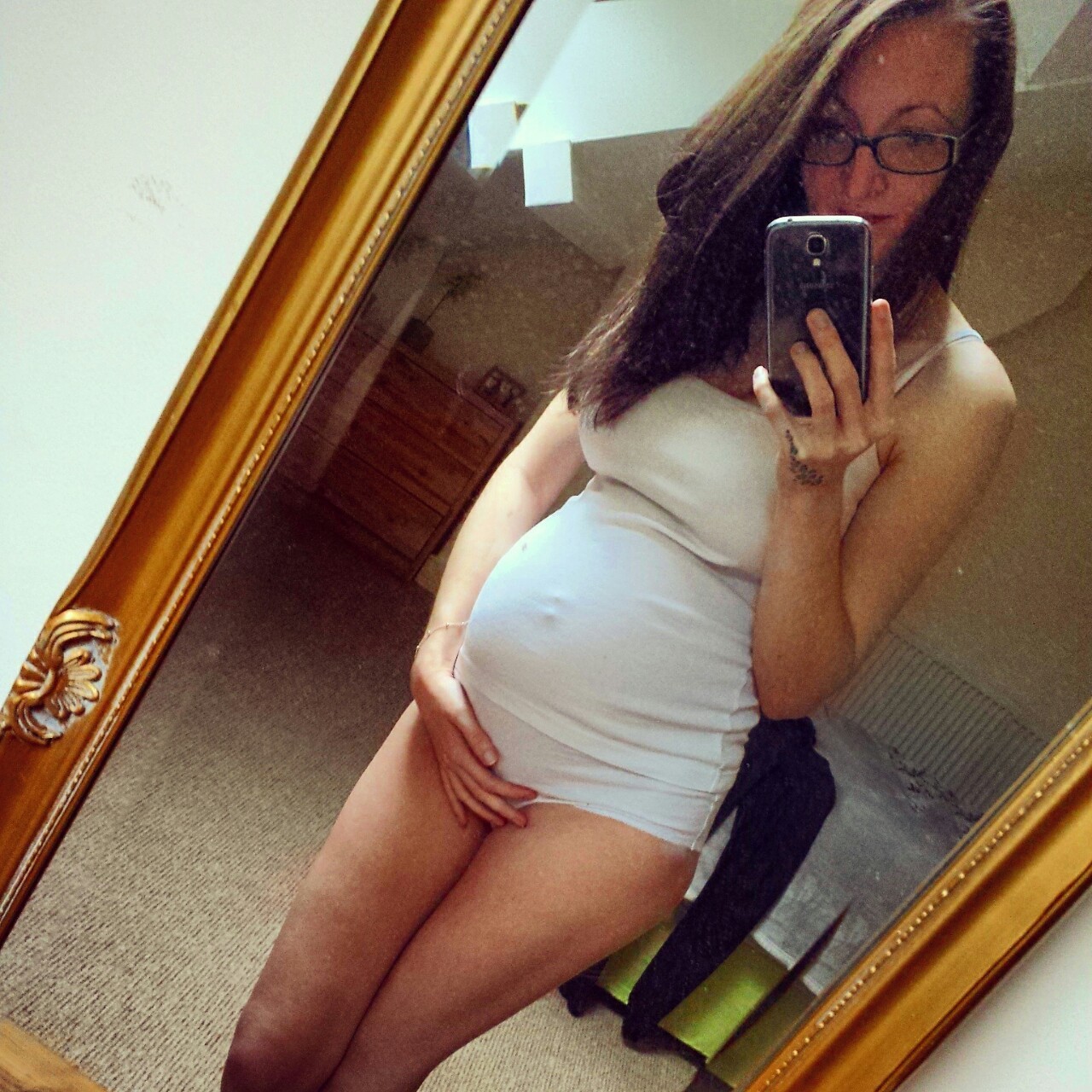 dragons-slut:  Little bump ♡ 14 weeks and 2 days to go ♡