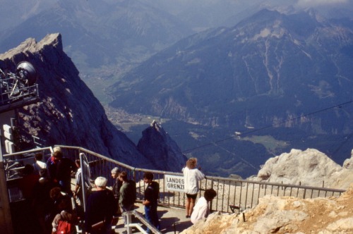 Landesgrenze Deutschland-Österreich, Zugspitze, Bayern, 1991.The peak of Germany’s highest mountain 