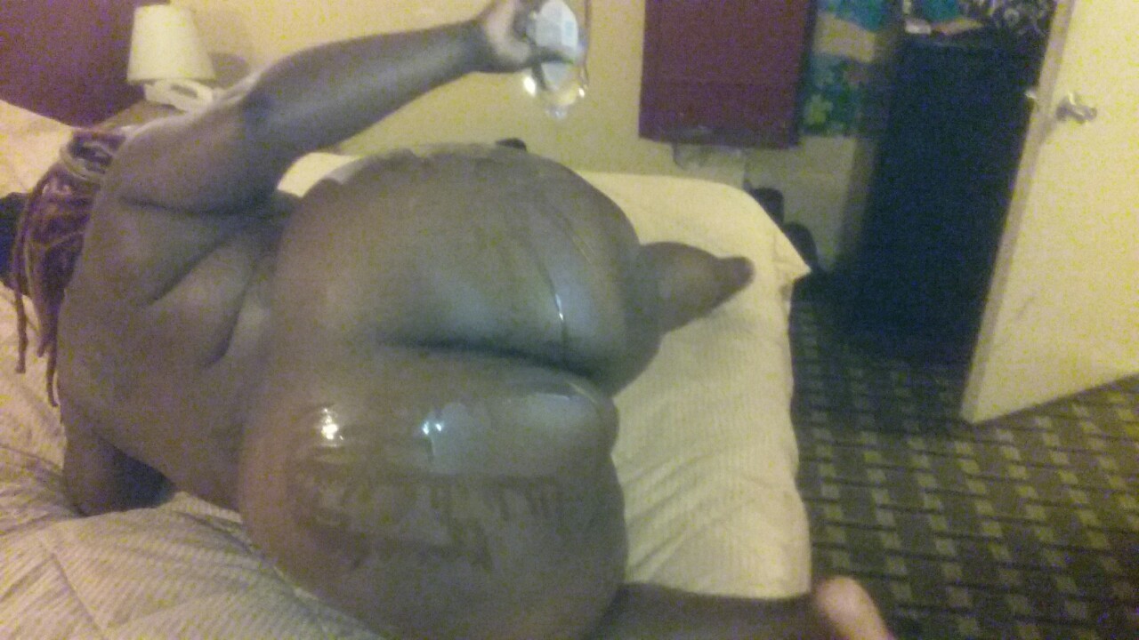 bigg-bootyy-china:  Oiling This Chocolate Ass up good!