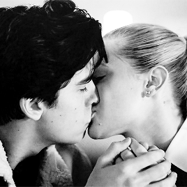 musingmola:“morning, jughead.” 