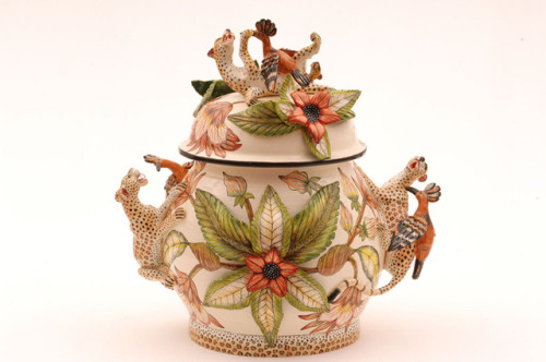 Ardmore Ceramic Art was established by Fée Halsted on Ardmore Farm in the foothills of the Drakensbe