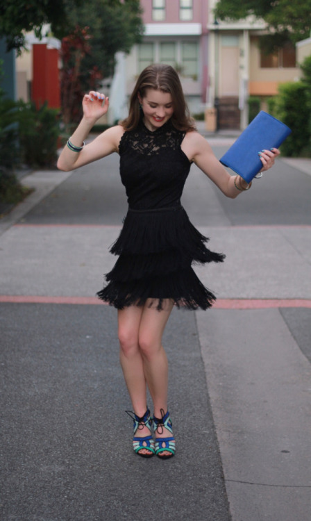 rosemary-white:Black dress and blue clutch worn by Heidi Landford I ❤️ her beautiful legs in high he