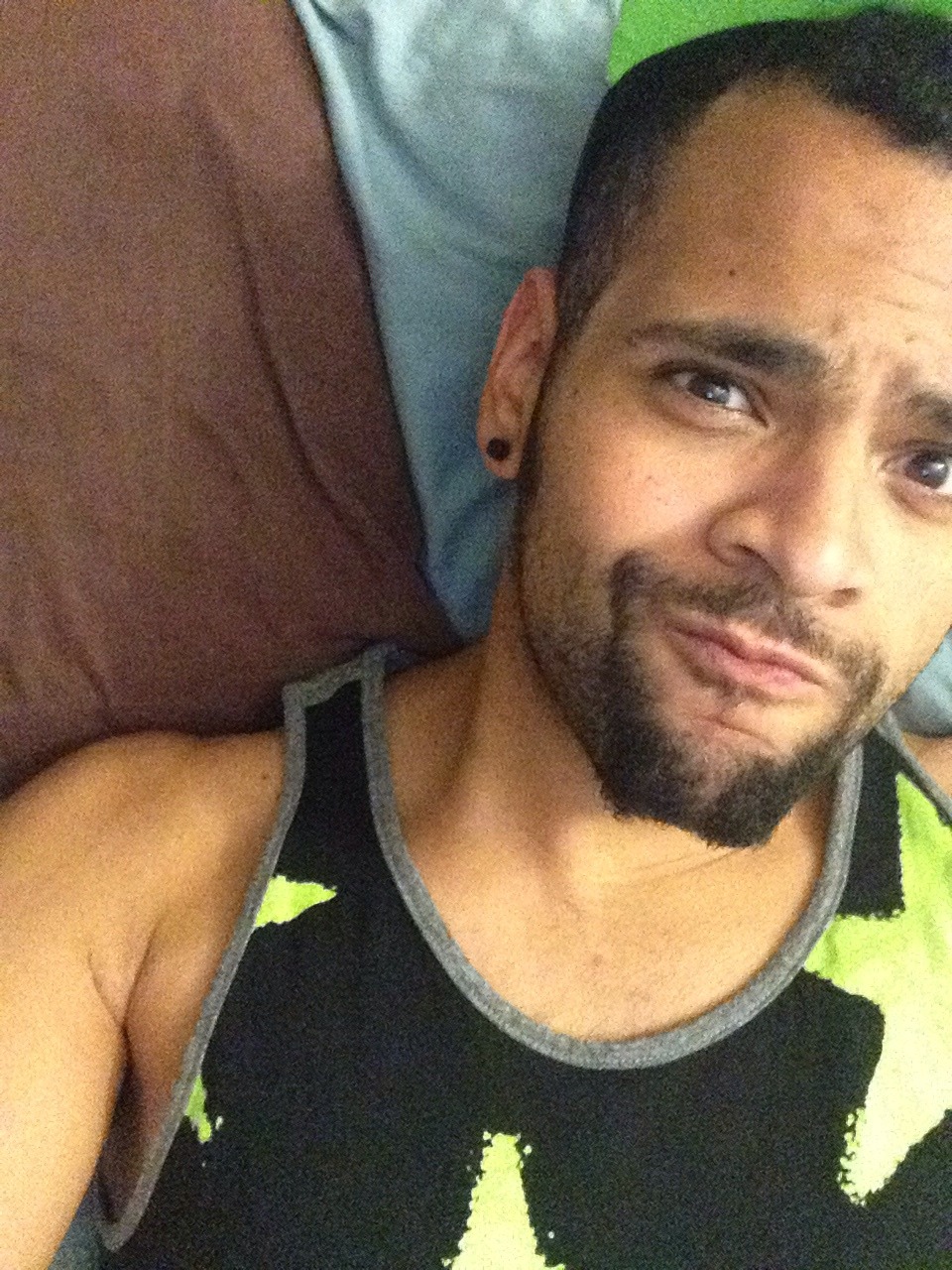 ariisconfused:  I should be getting ready for work but instead I’m taking selfies