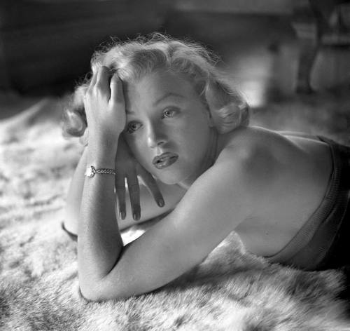 twixnmix:    Marilyn Monroe photographed by John Florea, 1953.  