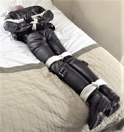 luckydonutdreamer: yesdarkperfectionstudent:  tiedupwithrope: Guys wearing HOT boots and tied up and