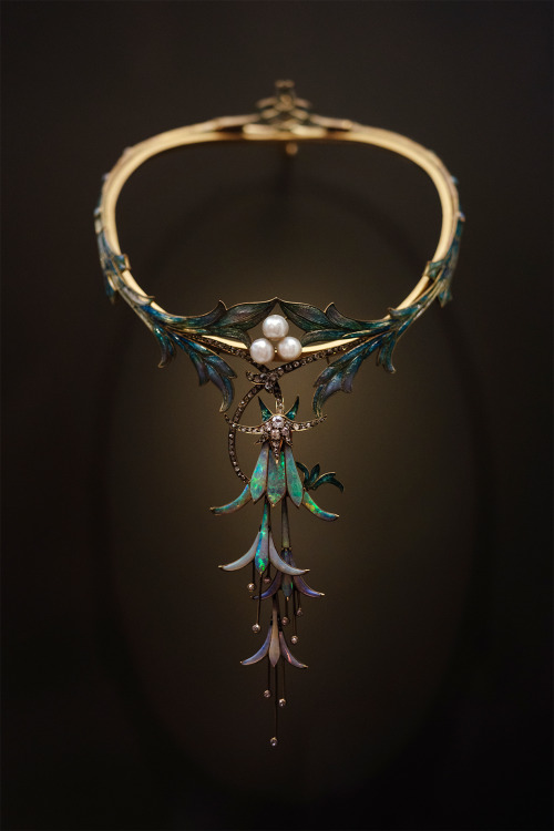 historyarchaeologyartefacts: Art nouveau necklace “Fuchsias” by Georges Fouquet, 1905. Visible in Petit Palais, Paris.  [1232x1848] Source: https://reddit.com/r/ArtefactPorn/comments/a7979m/art_nouveau_necklace_fuchsias_by_georges_fouquet/ 