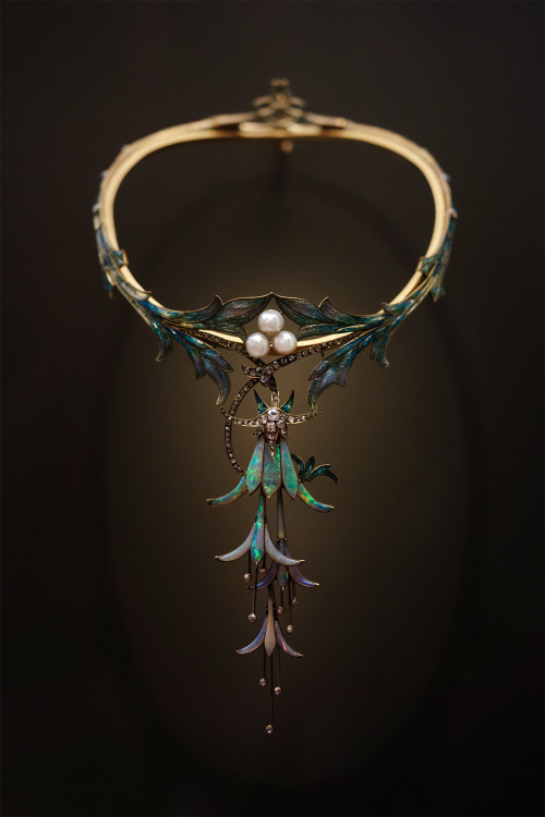 historyarchaeologyartefacts:  Art nouveau necklace “Fuchsias” by Georges Fouquet, 1905. Visible in Petit Palais, Paris. [OC] [1232x1848]Source: https://reddit.com/r/ArtefactPorn/comments/a7979m/art_nouveau_necklace_fuchsias_by_georges_fouquet/