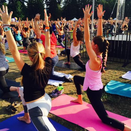 Pretending to be yogi&rsquo;s for the day ☺️ #seawheeze #sunsetfestival #zen #yoga #Vancouver #lulul