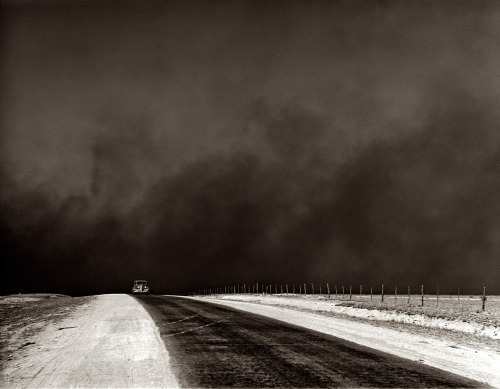 luzfosca:Arthur Rothstein. Heavy black clouds of dust rising over the Texas Panhandle, 1936.