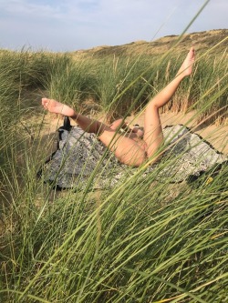 dupsygirl:  Having fun on the beach❤️❤️❤️💋💋💋💋  Happy monday sweethearts😍😍😍  More outdoor photos will follow today😍  Please re-blog for more😍😄
