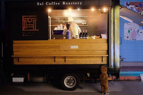 キッチンカーのコーヒー屋さんにかわいいお客さま。 ・ ・ ・ #coffee#coffeetime  #coffeelover  #saicoffeeroastery  #キッチンカー #ときわ公園 