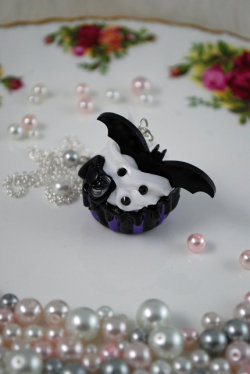 galaxykei:  Spooky Cute Cupcake Necklace Source 