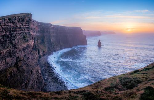 oneshotolive:  Cliffs of Moher, Co Clare, Ireland [7898 × 5112] [OC] 📷: FujifootXT2 