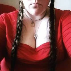 Wednesday Addams, eat your heart out bitch. #plussizefashion #fatshion #plussize #curvy #plaits #wednesdayaddams #theaddamsfamily #red #effyourbodystandards #effyourbeautystandards #instahair #sickme #sendhelp