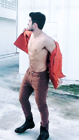 zaindaqui: he’s so  damn sexy af