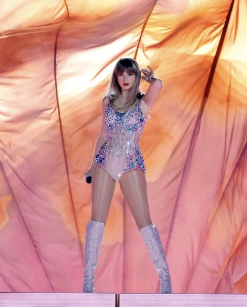 The Way The Outfit Is Literally The Same Colors, And She’s Wearing It While Those Very Familiar Looking