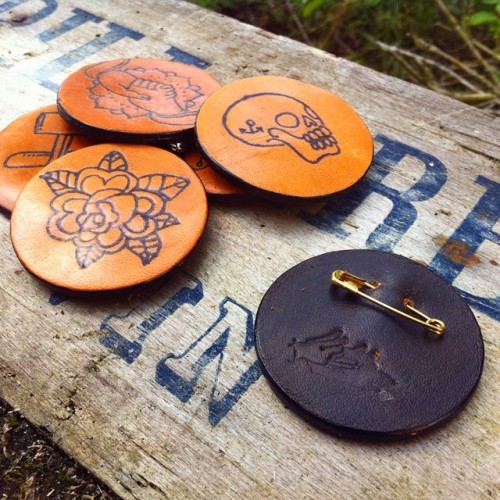 Nouveaux badges tout en cuir. #tattoosurcuir #badge #tattooedleather #cuir #leather #handmade #renar