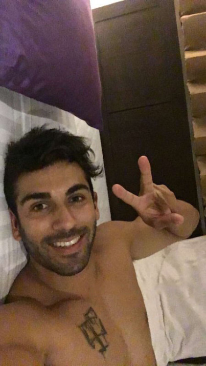 hotladsworld5:  Straight Aussie social media star Shammi gets baited on Snapchat.  Check out more hot straight guys at our blog here. 