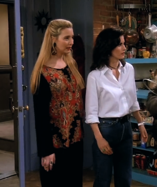 Phoebe and Monica in 1x17