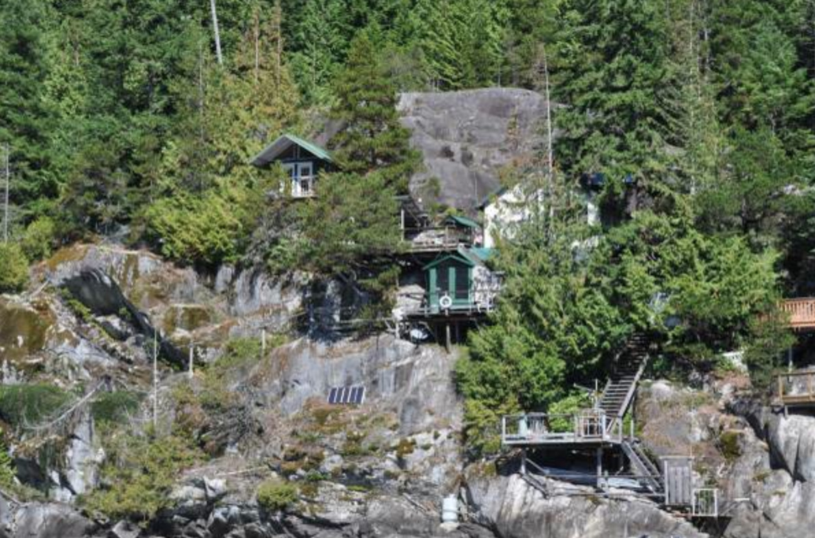 househunting:  $397,000/treehouse cabinPitt Lake, BC  BROSTON THIS IS A DREAM