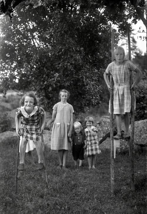 vintage-sweden: Unknown children, 1938, Sweden.