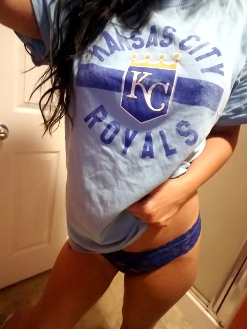 l3lueyes:Just a little KC love Fuck. Look at dat ass.