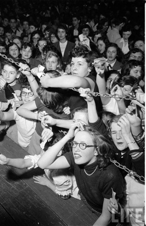 Johnnie Ray fans trying to get autographs(Peter Stackpole. 1952)