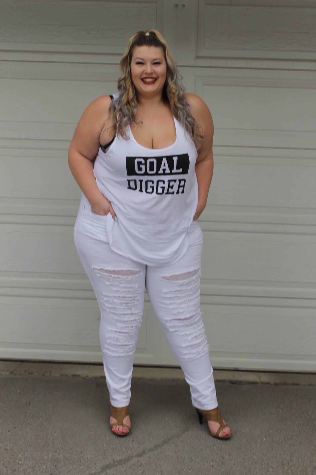 plussizebarbie:  I ain’t sayin she a goal digger 🌟