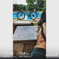 Quanto amo il lunedì&hellip;. ☀️🚵🏊🍕 #bike #mtb#trek #procaliber6 #fun #nature #sun #training #summer #swimming #relax #swimmingpool #dayoff