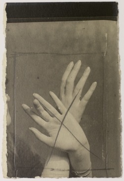 reinedelabite:  Man Ray, mains, 1925. 