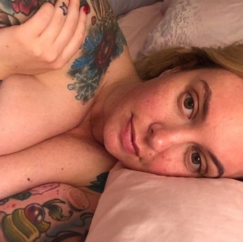 Sleepy vibes  . . . . . #nofilter #nomakeup #sleepyhead #suicidegirlshopeful #hopefulsuicidegirls #t