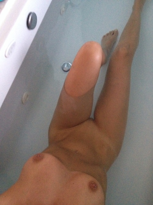 anakedglassofwine: Tub made for 2 don’t you think?
