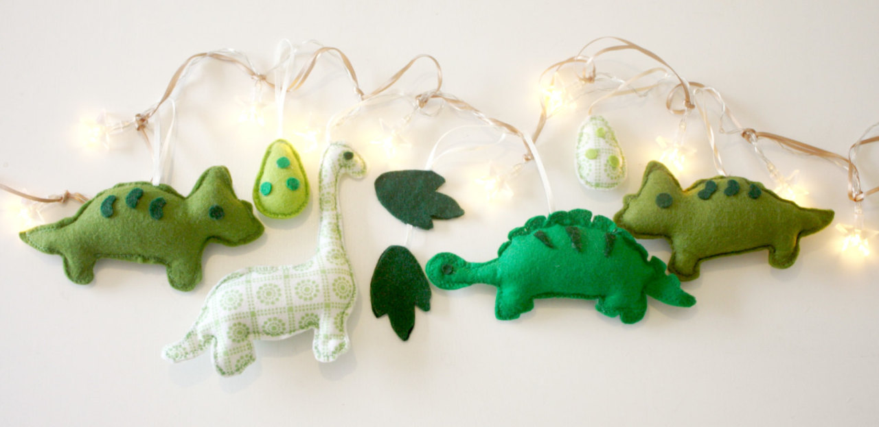 sosuperawesome:  Felt string lights by ButtonOwlBoutique on Etsy 