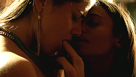 lesbiansilk:  Hemlock Grove - s01e09 (2013) - Kandyse McClure & Kaniehtiio Horn (IMDb) (part 1)  Matt’s favourite lesbian scenes 70/10,000 (INDEX) 