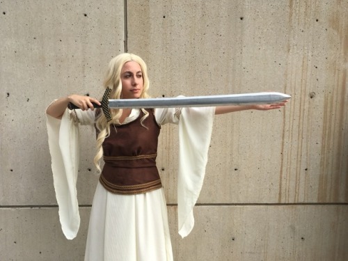 veliseraptor:“Strong she seemed and stern as steel, a daughter of kings.”Eowyn cosplay by @ameliarat
