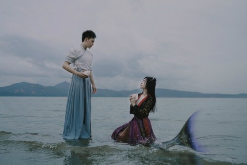 ziseviolet:—— The tears of a mermaid/鲛人泪 —— “南海之外，有鲛人，水居如鱼，不废织绩，其眼泣，则能出珠······鲛人从水出，寓人家，积日卖绢。将去，从主人索