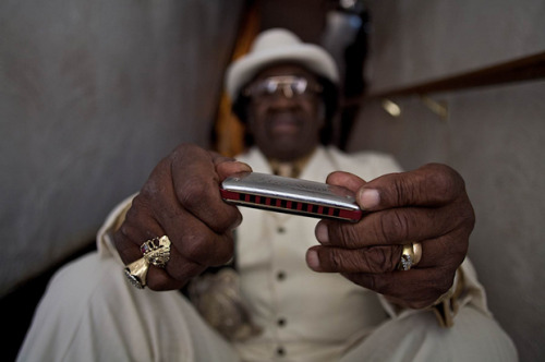 bobbycaputo:  Photographer Documents Mississippi’s Last Remaining Blues Musicians For his series Portraits of the Blues, photographer Lou Bopp captures the last remaining Mississippi delta Blues musicians. Since 2008, he has made portraits of over